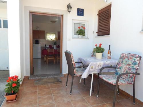 - une salle à manger avec une table et des chaises dans l'établissement Apartment Štrmac, à Labin