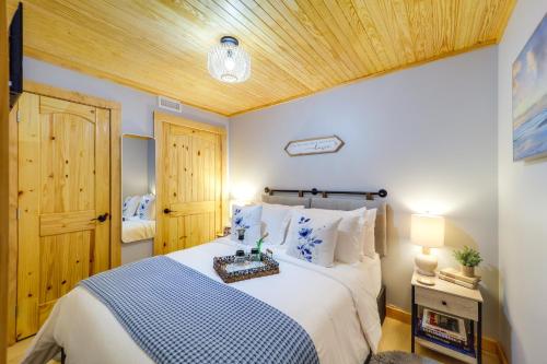 sypialnia z łóżkiem i drewnianym sufitem w obiekcie West Jefferson Vacation Rental Near River w mieście West Jefferson