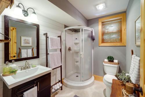 y baño con ducha, aseo y lavamanos. en West Jefferson Vacation Rental Near River, en West Jefferson