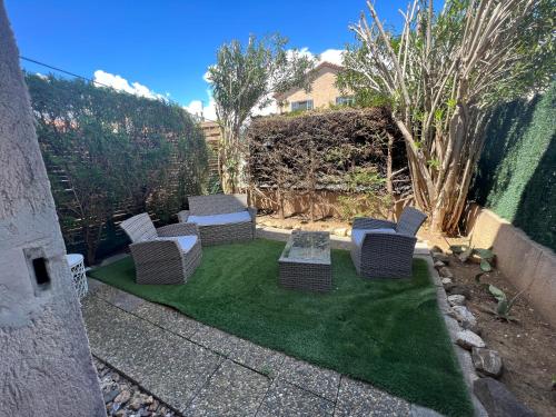 a group of chairs sitting on a patch of grass at Appartement pour 2 personnes en ville avec terrasse in La Londe-les-Maures
