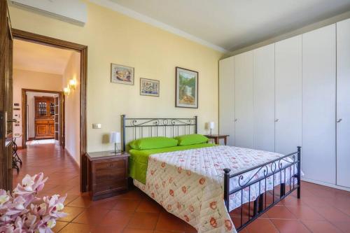 ein Schlafzimmer mit einem Bett mit grünen Kissen darauf in der Unterkunft Villa Luis in Pietrasanta