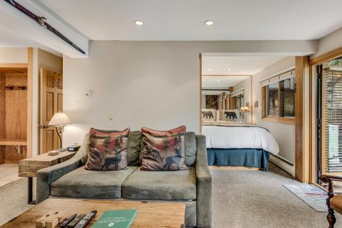 - un salon avec un canapé et un lit dans l'établissement Laurelwood Condominiums 303, à Snowmass Village