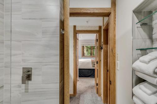 pasillo que conduce a un dormitorio con cama en Laurelwood Condominiums 303, en Snowmass Village