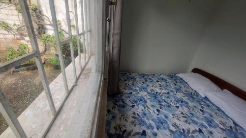 1 dormitorio con 1 cama junto a una ventana en Dormitorio con baño y acceso independiente, en Santiago