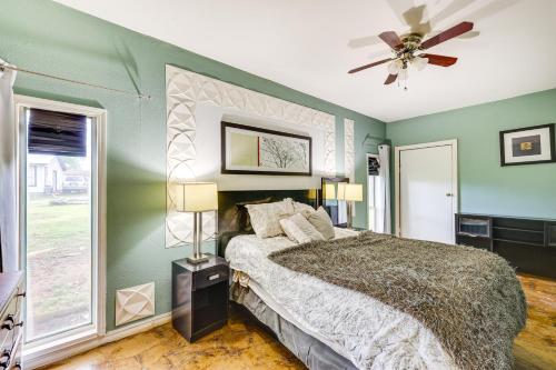 una camera con letto e ventilatore a soffitto di Springdale Vacation Rental about 9 Mi to Fayetteville! a Springdale