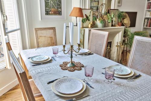 une table à manger avec un chiffon bleu et des bougies dans l'établissement Appartement Chernoviz - Welkeys, à Paris