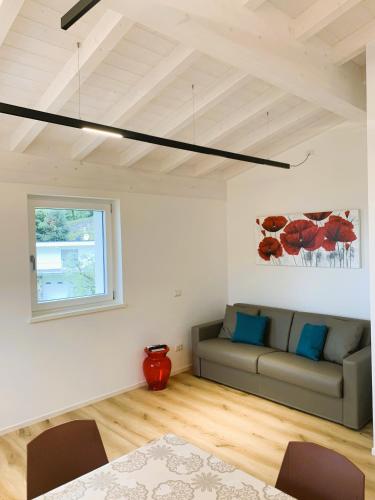a living room with a couch and a window at Appartamento Gardenia in Malcesine