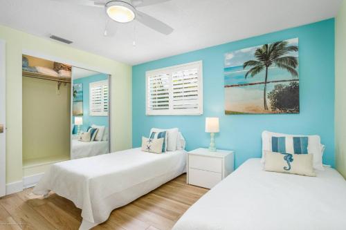 Giường trong phòng chung tại Lulu's Crescent Cottage #2