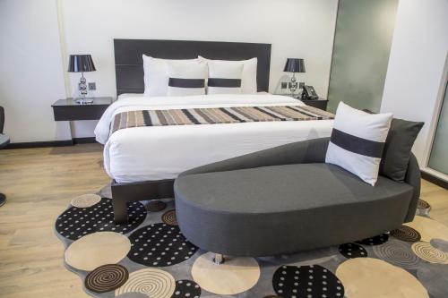 Una cama o camas en una habitación de Amaryllis Hotel Blantyre