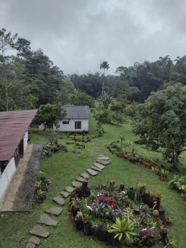 un cortile con una casa e un giardino con piante di Finca exclusividad familiar o grupo de amigos capacidad hasta 12 personas calles en placa huella, caminata ecológica a Albán