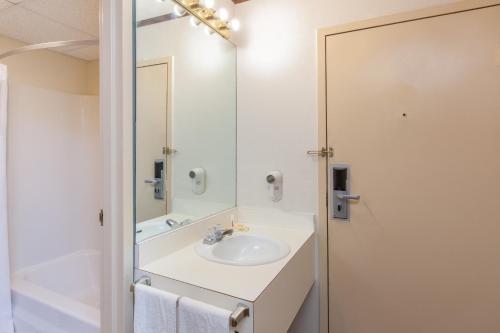 The Schenectady Inn & Suites – Photos 2