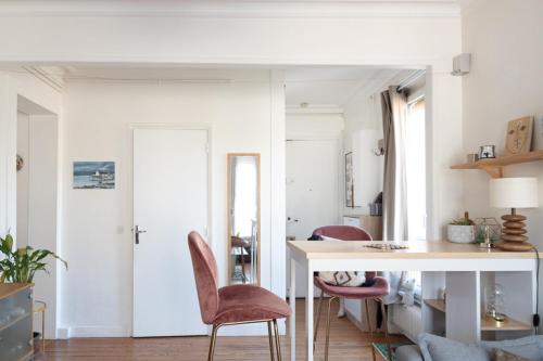 a living room with a desk and chairs at Nice cocoon with garden near the Bois de Vincennes in Saint-Maurice