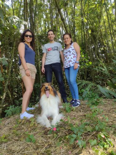 un grupo de personas de pie en el bosque con un perro en Finca exclusividad familiar o grupo de amigos capacidad hasta 12 personas calles en placa huella, caminata ecológica, en Albán