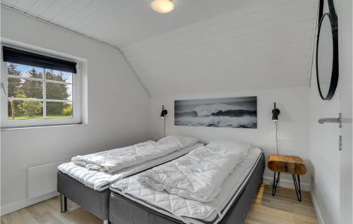HusbyにあるAwesome Home In Ulfborg With Sauna, Wifi And Indoor Swimming Poolの窓付きの白い部屋のベッド1台