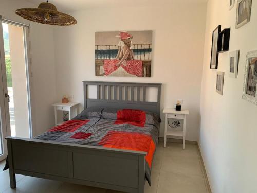 1 dormitorio con 1 cama y una pintura en la pared en Terrace ini en Terrasini