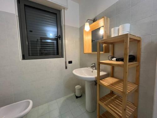 een badkamer met een wastafel, een toilet en een spiegel bij Como Lake Suite with Terrace & Parking in Como