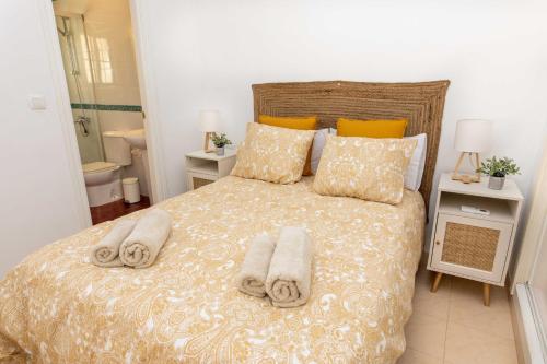 a bedroom with a bed with towels on it at Apartamento Pedregalejo Playa in Málaga