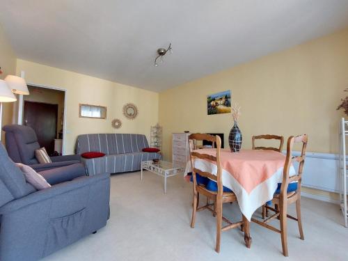 un salon avec une table et un canapé dans l'établissement Appartement Centre-Ville Saint-Palais, 400m Plage, Balcon, Parking Privé - FR-1-550-58, à Saint-Palais-sur-Mer