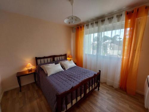 une chambre avec un lit et une grande fenêtre dans l'établissement Appartement Centre-Ville Saint-Palais, 400m Plage, Balcon, Parking Privé - FR-1-550-58, à Saint-Palais-sur-Mer