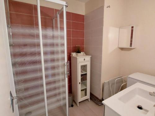 une salle de bain avec une douche, des toilettes et un lavabo dans l'établissement Appartement Centre-Ville Saint-Palais, 400m Plage, Balcon, Parking Privé - FR-1-550-58, à Saint-Palais-sur-Mer