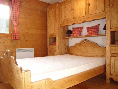 une chambre avec un lit dans une cabane en rondins dans l'établissement Appartement 6 pers, piscine, 3 pièces, balcon, parking - FR-1-733-121, à Crest-Voland