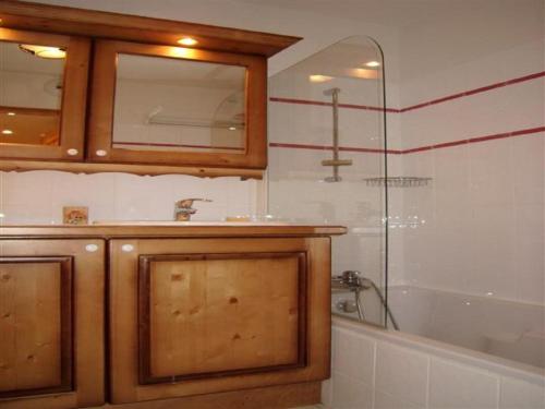 une salle de bain avec un lavabo, une douche et une baignoire dans l'établissement Appartement 6 pers, piscine, 3 pièces, balcon, parking - FR-1-733-121, à Crest-Voland