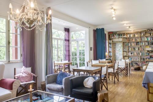 a living room with a chandelier and bookshelves at Estrela do Atlântico in Horta