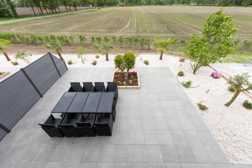 an overhead view of a patio with two black benches at Hotel & Restaurant Sparta in Oldenburg