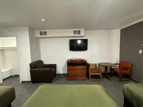a living room with a flat screen tv on a wall at Llano Motel in Llano