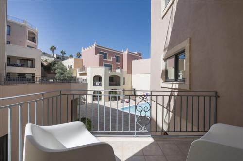 einen Balkon mit Poolblick in der Unterkunft LUX Seaview & Pool-Hosted by Sweetstay in Mellieħa