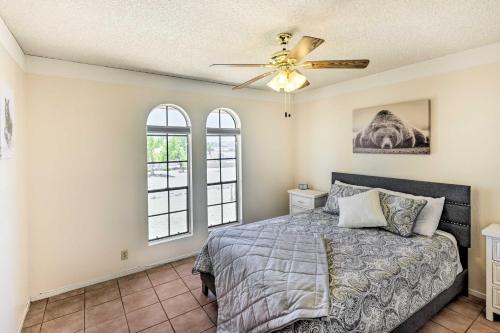 une chambre avec un lit avec un ventilateur de plafond dans l'établissement 3 Mi to Marina Lake Havasu Home with Heated Pool, à Lake Havasu City