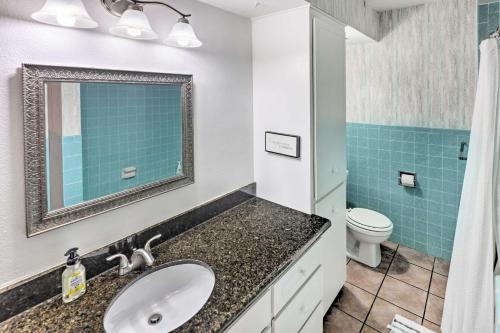 une salle de bain avec un lavabo et des toilettes dans l'établissement 3 Mi to Marina Lake Havasu Home with Heated Pool, à Lake Havasu City