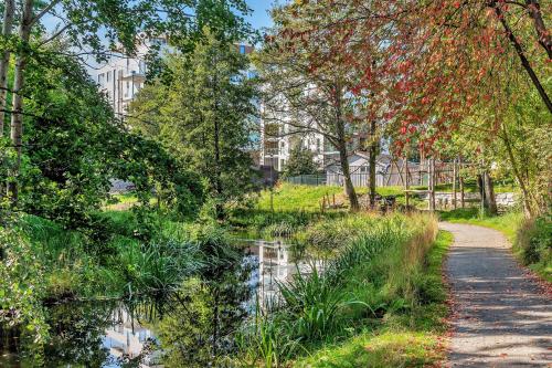 un camino en un parque junto a un cuerpo de agua en Leilighet sentralt på Lund i Kristiansand en Kristiansand
