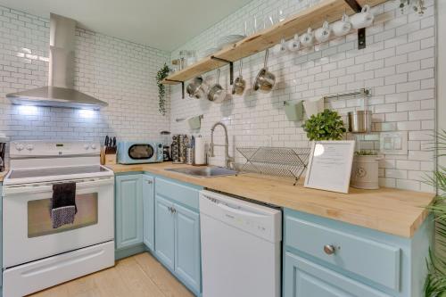 Η κουζίνα ή μικρή κουζίνα στο Cozy Swan Lake Apt with Grill and Private Yard