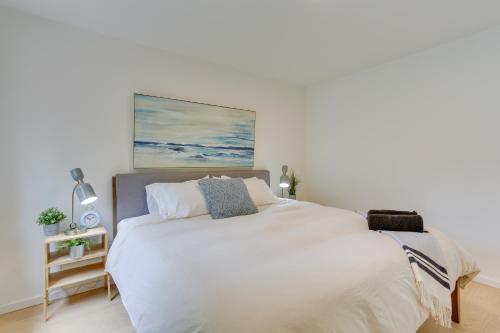 um quarto com uma cama branca e uma pintura na parede em Cozy Swan Lake Apt with Grill and Private Yard em Swan Lake
