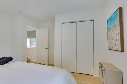 Ένα ή περισσότερα κρεβάτια σε δωμάτιο στο Cozy Swan Lake Apt with Grill and Private Yard