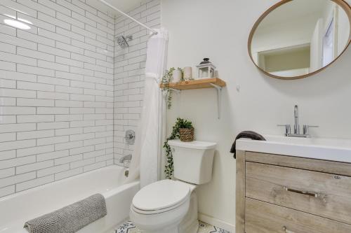 uma casa de banho com um WC, um lavatório e um espelho. em Cozy Swan Lake Apt with Grill and Private Yard em Swan Lake