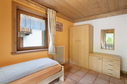 una camera da letto con un letto e una finestra di Bait dal Cucù App Plascianet a Livigno