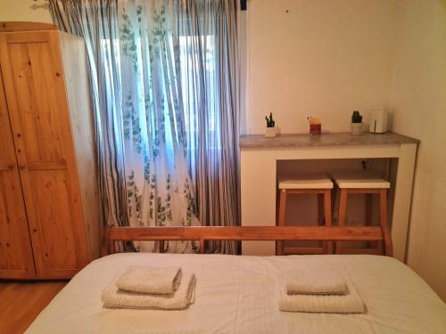 um quarto com uma cama com duas toalhas em Small-comfy Guest House in Donaustadt garden - Not SHARED! em Viena