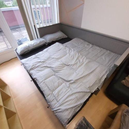een bed ligt op de vloer in een kamer bij Entspannen in Passau an der Donau inklusive Netflix in Passau