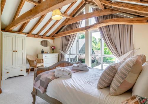 una camera da letto con un letto e due asciugamani di Brand Barn Sutton a Sutton