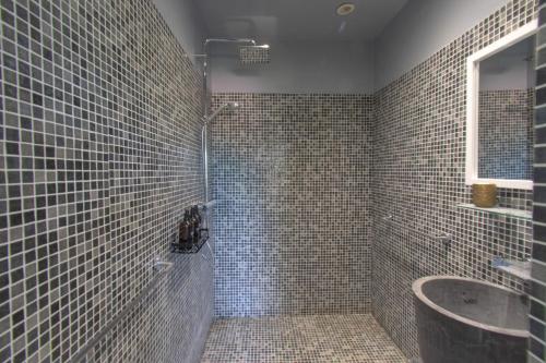 a bathroom with a shower with a sink and a tub at Villa Aixela 220m2 - 4ch - Piscine & Jardin 3000m2 in Fayence