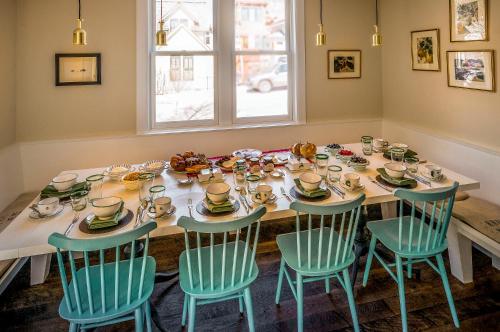 een eettafel met stoelen en gerechten erop bij Dunton Town House Hotel in Telluride