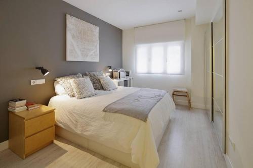 ein Schlafzimmer mit großem Bett und Fenster in der Unterkunft 186A Magnífico Apto en La Arena in Gijón