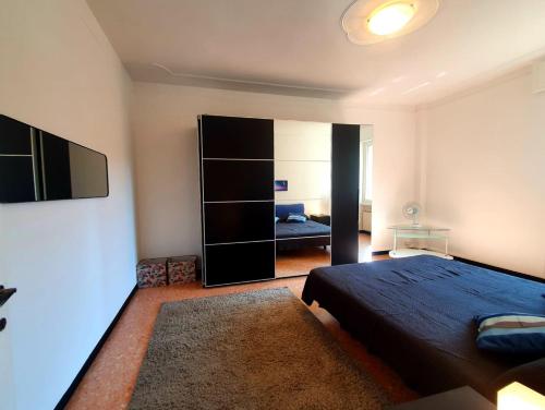 Un dormitorio con una cama grande y un espejo grande. en Chiavari Beach, en Chiavari