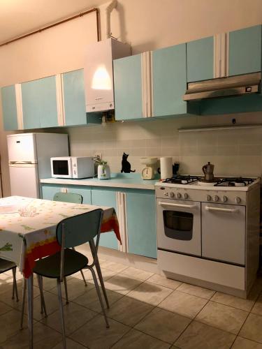 A kitchen or kitchenette at L’Albero Colorato