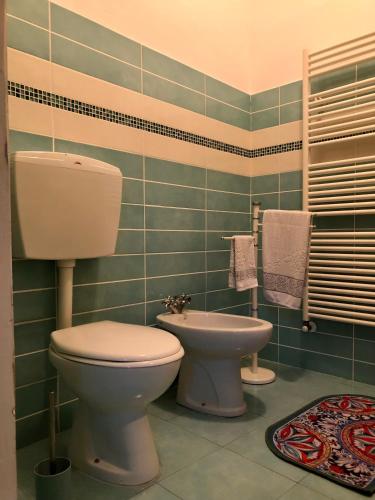 La salle de bains est pourvue de toilettes et d'un lavabo. dans l'établissement L’Albero Colorato, à Candelo