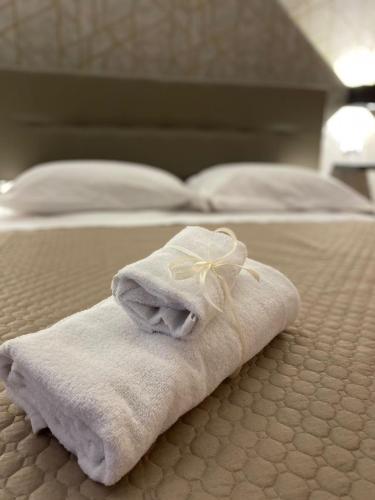 Una toalla sobre una cama en Maison Caravita, en Nápoles