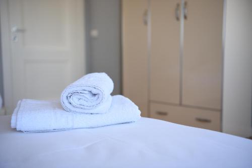uma pilha de toalhas sentadas em cima de uma cama em Durres Luxury Beach Apartment em Durrës