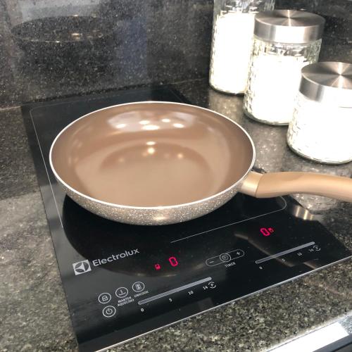 a frying pan on top of a stove at Monte Fuji ~ GRU 39m2 in Guarulhos